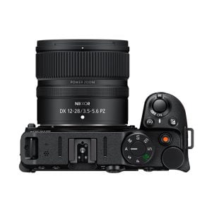 Mustan Nikon-kameran ylhäältä katsottuna Nikon Nikkor Z DX 12-28mm f/3.5-5.6 PZ VR -objektiivi kiinnitettynä, jossa kameran säätimet, toimintatilan valitsin ja virtakytkin näkyvät selvästi.