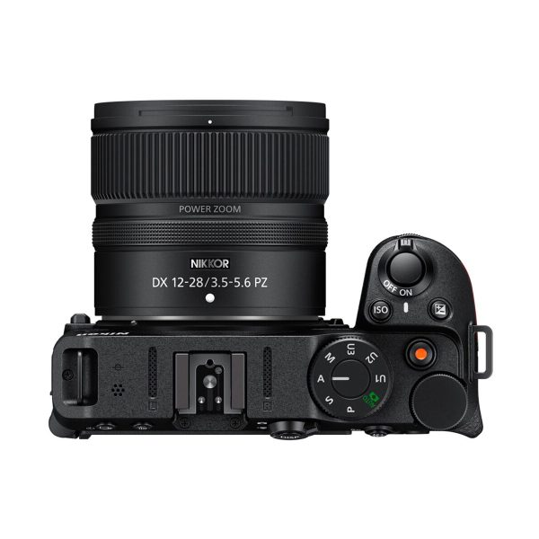 Mustan Nikon-kameran ylhäältä katsottuna Nikon Nikkor Z DX 12-28mm f/3.5-5.6 PZ VR -objektiivi kiinnitettynä, jossa kameran säätimet, toimintatilan valitsin ja virtakytkin näkyvät selvästi.