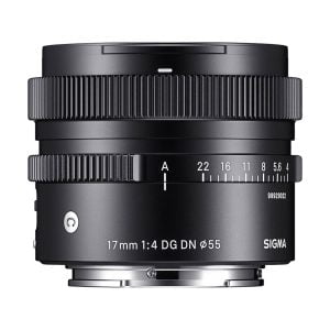 Sigma 17mm f/4 DG DN Contemporary -objektiivi (Sony), musta, jossa on tarkennusrengas ja aukkorenkaat, mallimerkinnät ja Sigma-logo valkoisella pohjalla.