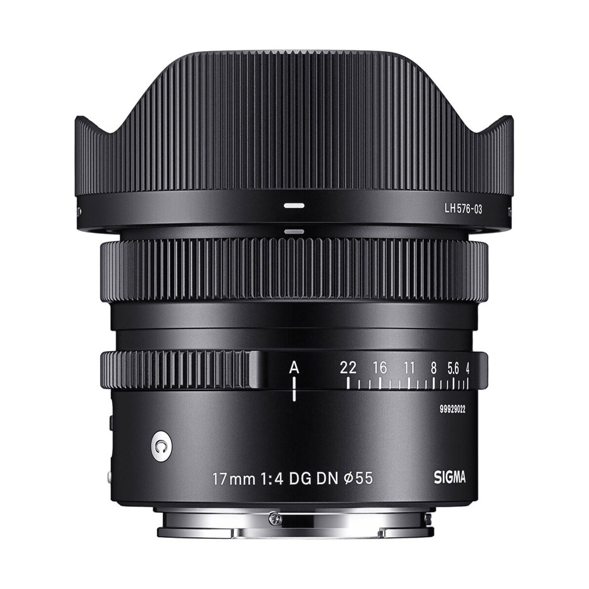 Sigma 17mm f/4 DG DN Contemporary -objektiivi (Sony), sivulta kuvattuna ja huppu kiinnitettynä; mustassa tynnyrissä on aukkorengas, tarkennusrengas ja kaiverrettu polttoväli- ja aukkomerkintä.