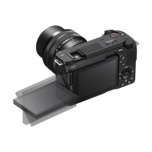 sony_zv-e1_01 Sony ZV-E1 -järjestelmäkamera (200€ käteispalautus) näkyy takaa LCD-näyttö osittain saranalla ulos käännettynä, mikä osoittaa sen kallistus- ja kääntötoiminnot.