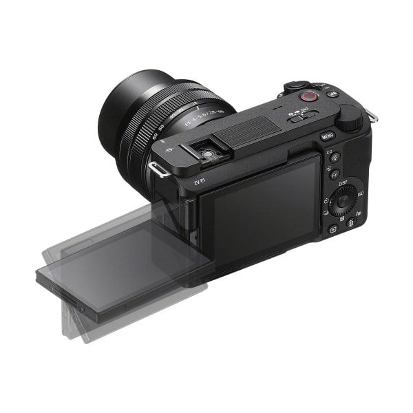 sony_zv-e1_01 Sony ZV-E1 -järjestelmäkamera (200€ käteispalautus) näkyy takaa LCD-näyttö osittain saranalla ulos käännettynä, mikä osoittaa sen kallistus- ja kääntötoiminnot.