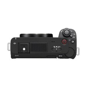 sony_zv-e1_02 Sony ZV-E1 -järjestelmäkameran yläkuvassa - 200€ Cashback näkyy musta runko, jossa on painikkeita, valintakiekkoja, tilakytkin, näkyvä objektiivin kiinnitys keskellä ja mallinimi ZV-E1 alhaalla vasemmalla.