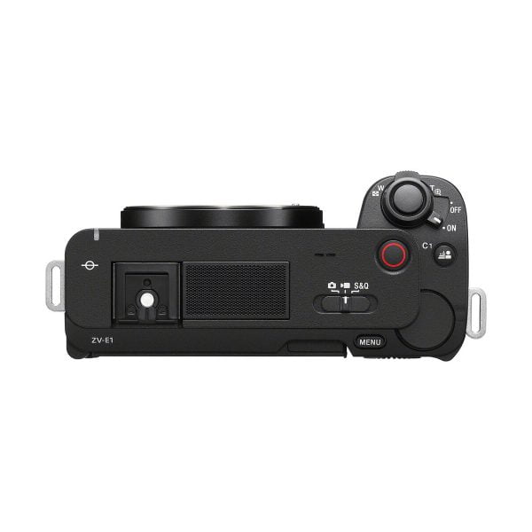 sony_zv-e1_02 Sony ZV-E1 -järjestelmäkameran yläkuvassa - 200€ Cashback näkyy musta runko, jossa on painikkeita, valintakiekkoja, tilakytkin, näkyvä objektiivin kiinnitys keskellä ja mallinimi ZV-E1 alhaalla vasemmalla.