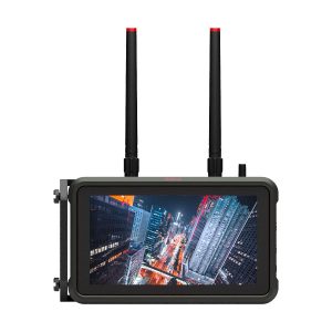 ATOMOS Connect, kannettava videomonitori, jossa on kaksi mustaa antennia ja kestävä musta runko, näyttää yöllä kirkkaan ja kirkkaan kaupunkikuvan, jossa on valaistuja pilvenpiirtäjiä ja katuja korkealta katsottuna.