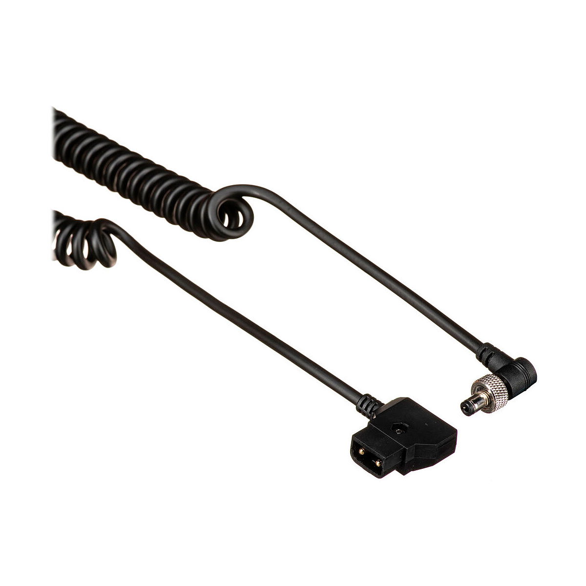 ATOMOS D-Tap to DC Locked connector Barrel Coiled Cable, jossa on D-Tap toisessa päässä ja suorakulmainen metallinen ruuviholkki toisessa päässä, suunniteltu Battery Eliminatoriin ja kaikkiin tallentimiin. Kuvattu valkoista taustaa vasten.