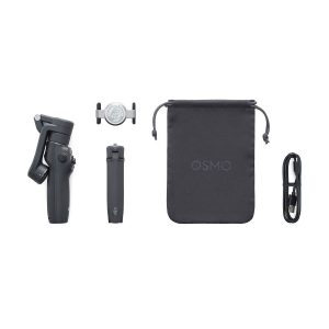 DJI_Osmo_Mobile_6_002 DJI Osmo Mobile 6 -gimbaali kännykälle -pakkaus sisältää mustan taitetun gimbaalin, jalustakiinnityksen, puhelimen pidikkeen, OSMO-merkityn kiristysnauhapussin ja USB-latauskaapelin, jotka kaikki näkyvät valkoisella pohjalla.