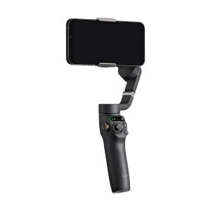 DJI_Osmo_Mobile_6_003 DJI Osmo Mobile 6 -gimbaali kännykälle on musta käsikäyttöinen älypuhelimen gimbaalivakaaja, jossa on ohjauspainikkeet ja ergonominen kahva, joka on suunniteltu vakaaseen videokuvaukseen ja valokuvaukseen kiinnitetyn älypuhelimen avulla.