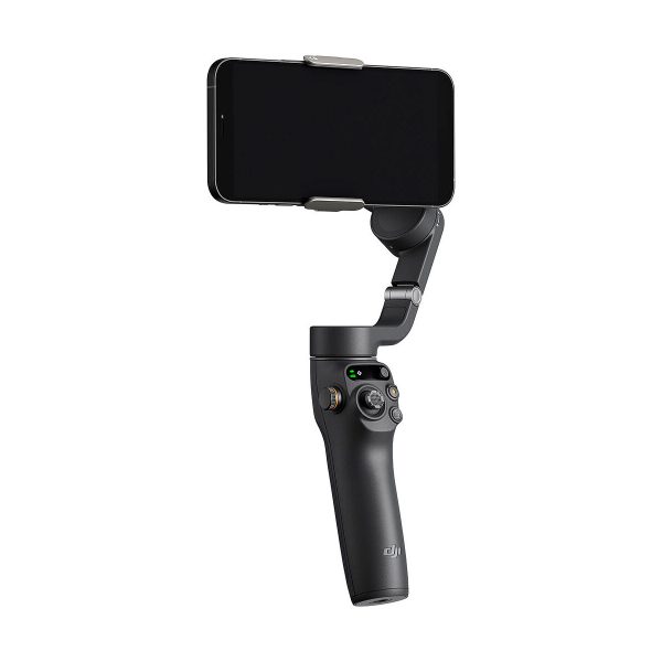 DJI_Osmo_Mobile_6_003 DJI Osmo Mobile 6 -gimbaali kännykälle on musta käsikäyttöinen älypuhelimen gimbaalivakaaja, jossa on ohjauspainikkeet ja ergonominen kahva, joka on suunniteltu vakaaseen videokuvaukseen ja valokuvaukseen kiinnitetyn älypuhelimen avulla.