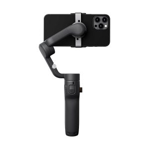 DJI_Osmo_Mobile_6_004 Musta älypuhelin asennettuna vaakasuoraan DJI Osmo Mobile 6 -gimbaali kännykälle valkoista taustaa vasten.
