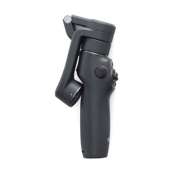 DJI_Osmo_Mobile_6_005 DJI Osmo Mobile 6 -gimbaali kännykälle, taitettu musta käsikameran gimbaalivakaaja, jossa on ohjauspainikkeet, on esillä pystyssä valkoista taustaa vasten.