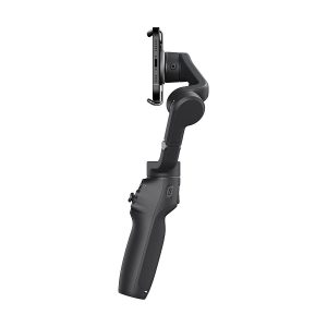 DJI_Osmo_Mobile_6_006 DJI Osmo Mobile 6 -gimbaali kännykälle on kuvattu pystyasennossa valkoista taustaa vasten, ja älypuhelin on kiinnitetty sen yläosaan.