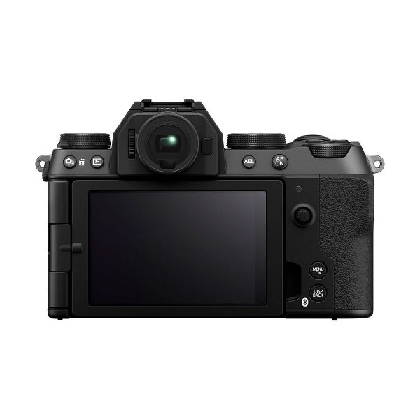 Fujifil_X-S20_002 Fujifilm X-S20 -järjestelmäkamera näkyy takaa, ja siinä on musta runko, jossa on kuvioitu oikeanpuoleinen kahva, LCD-näyttö, etsin sekä useita painikkeita ja valitsimia kameran ohjaukseen.
