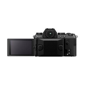 Fujifil_X-S20_005 Fujifilm X-S20 -järjestelmäkameran takanäkymä näyttää sen mustan rungon, jossa on vasemmalla puolella ulosvedettävä LCD-näyttö ja näkyvissä on erilaisia ohjauspainikkeita ja valitsimia.