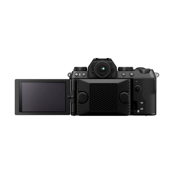 Fujifil_X-S20_005 Fujifilm X-S20 -järjestelmäkameran takanäkymä näyttää sen mustan rungon, jossa on vasemmalla puolella ulosvedettävä LCD-näyttö ja näkyvissä on erilaisia ohjauspainikkeita ja valitsimia.