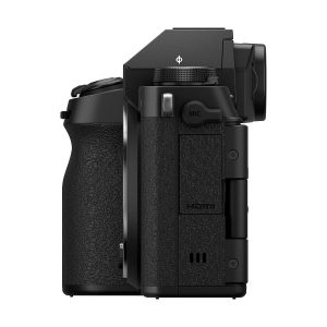 Fujifil_X-S20_008 Fujifilm X-S20 -järjestelmäkameran sivukuva mustana, jossa korostuvat sen kuvioitu kahva, etsin ja suljettu MIC- ja HDMI-portin kansi. Kompakti muotoilu antaa kameralle modernin ilmeen.