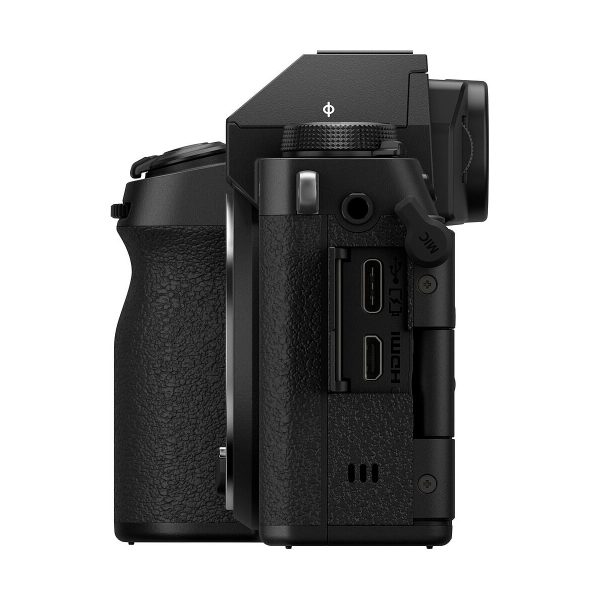 Fujifil_X-S20_009 Fujifilm X-S20 -järjestelmäkameran sivukuva lähikuvasta, jossa avoimet kumiläpät paljastavat rungon HDMI-, USB- ja kuulokeliitännät. Myös kuvioitu kahva ja erilaiset painikkeet ovat näkyvissä.