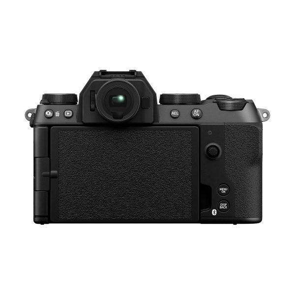 Fujifil_X-S20_010 Fujifilm X-S20 -järjestelmäkamera takaa katsottuna, korostaen sen elektronista etsintä, ohjauspainikkeita, valintakiekkoja, LCD-näyttöä ja mustaa runkoa, jossa on kuvioitu kahva oikealla puolella.