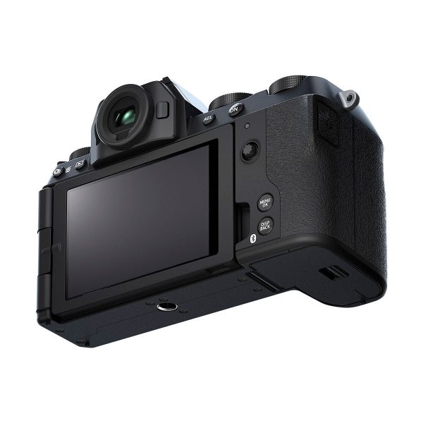 Fujifil_X-S20_011 Fujifilm X-S20 -järjestelmäkamera näkyy takaa vasemmalta, ja siinä on suuri LCD-näyttö, ohjauspainikkeet, kuvioitu kahva ja elektroninen etsin valkoista taustaa vasten.