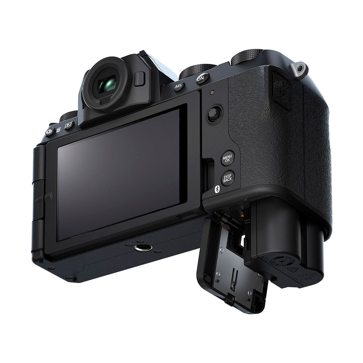 Fujifil_X-S20_012 Fujifilm X-S20 -järjestelmäkamera takaa katsottuna näyttää LCD-näytön, avoimen akkulokeron, jossa on osittain asetettu akku, ja siinä on musta runko, jossa on useita painikkeita ja kuvioitu kahva.