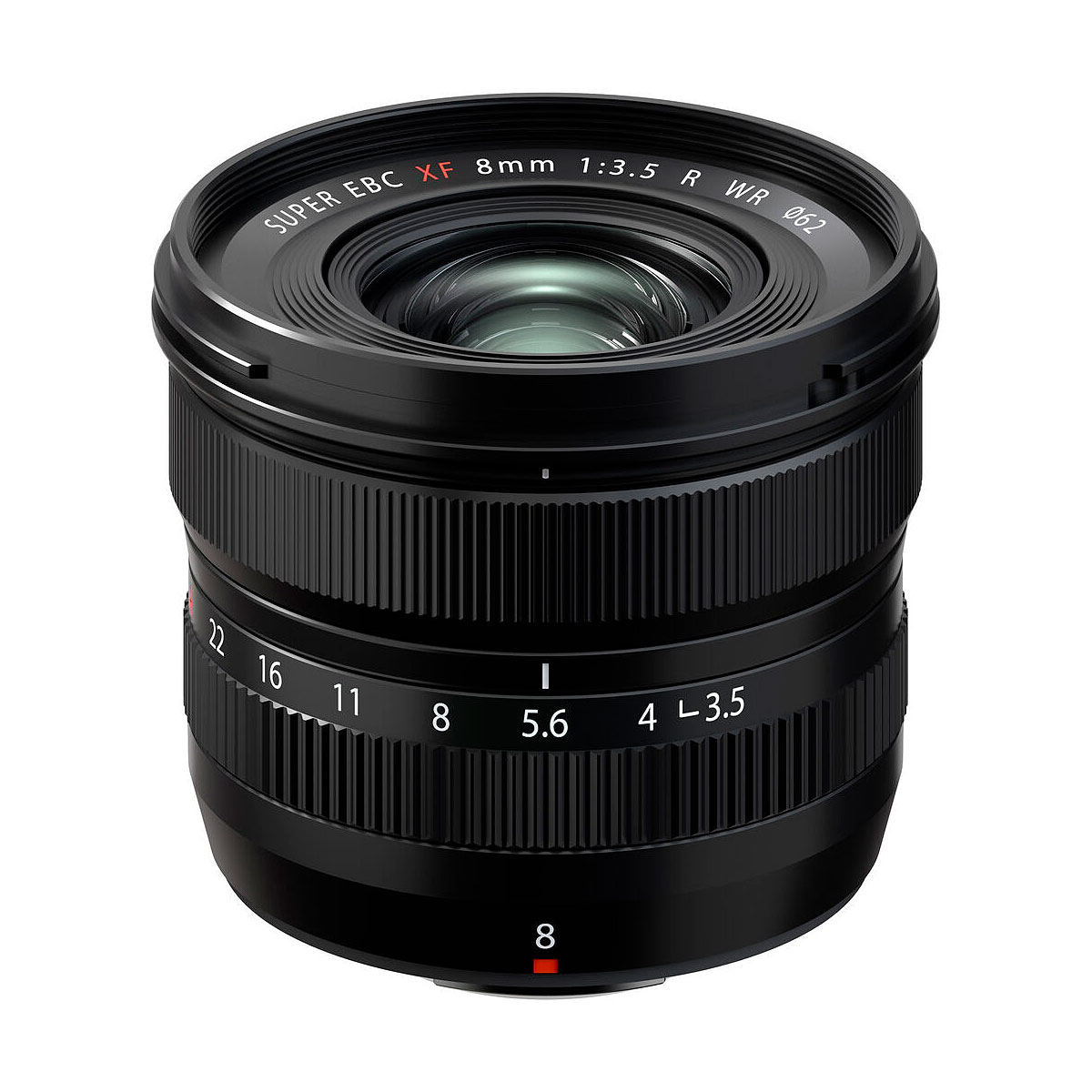 Musta Fujifilm Fujinon XF 8mm f/3.5 R WR -objektiivi, jossa on kuvioidut tarkennusrenkaat ja aukkorenkaat, aukkoasteikko ja leveä etuelementti, on kuvattu valkoista taustaa vasten.