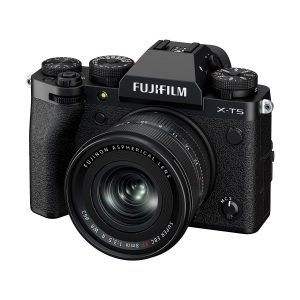 Musta Fujifilm X-T5 -digitaalikamera yhdistettynä Fujinon XF 8mm f/3.5 R WR -objektiiviin, jossa on useita ylävalitsimia, painikkeita ja kuvioitu vasen kahva.
