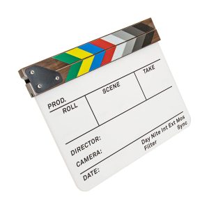 Kupo KCB-1514 Clap Board (15x14 cm) on valkoinen filmin taputuslauta, jossa on monivärinen taputuskeppi ja tyhjät kentät rullaa, kohtausta, ottoa, ohjaajaa, kameraa ja päivämäärää varten.