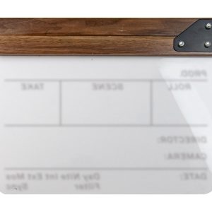 Lähikuva tyhjästä Kupo KCB-1514 Clap Board -taulusta (15x14 cm), jossa on puinen yläsarana ja metallinen kulma ja jossa näkyy tyhjät merkityt kohdat rullaa, kohtausta, otosta, ohjaajaa, kameraa ja päivämäärää varten.