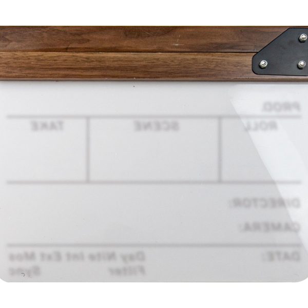 Lähikuva tyhjästä Kupo KCB-1514 Clap Board -taulusta (15x14 cm), jossa on puinen yläsarana ja metallinen kulma ja jossa näkyy tyhjät merkityt kohdat rullaa, kohtausta, otosta, ohjaajaa, kameraa ja päivämäärää varten.