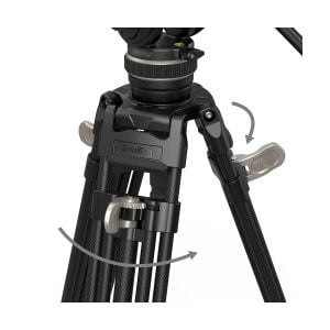 Lähikuva SmallRig 3989 FreeBlazer Heavy-Duty Carbon Fiber Tripod Kit AD-100:sta, musta, jossa korostuvat säädettävät vivut ja lukitusmekanismit sekä nuolet, jotka osoittavat jalkojen korkeuden säätämisen.