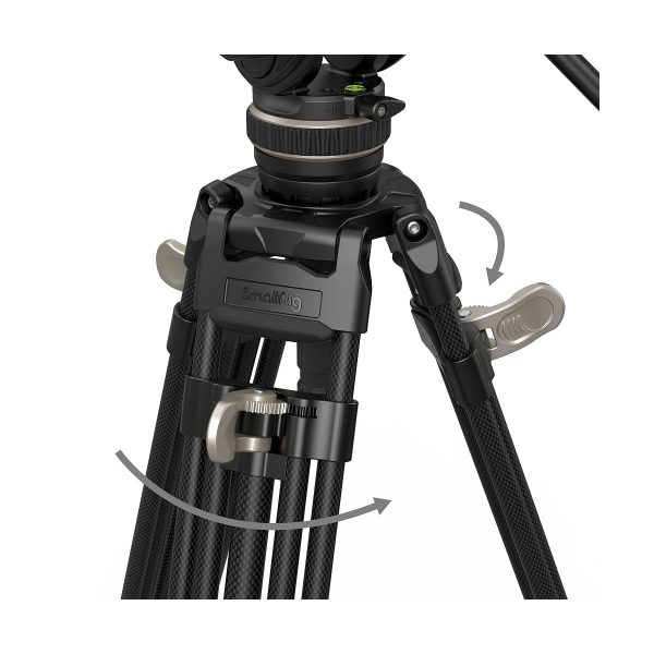 Lähikuva SmallRig 3989 FreeBlazer Heavy-Duty Carbon Fiber Tripod Kit AD-100:sta, musta, jossa korostuvat säädettävät vivut ja lukitusmekanismit sekä nuolet, jotka osoittavat jalkojen korkeuden säätämisen.