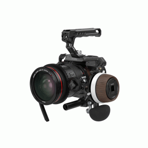 SmallRig 3852 Silicon Gear on esitetty ammattimaisessa videokameralaitteessa, jossa on suuri objektiivi, puinen kahva, mattapintainen laatikko, objektiivin hammasratasrengas ja yläkahva, eristettynä valkoisella taustalla.