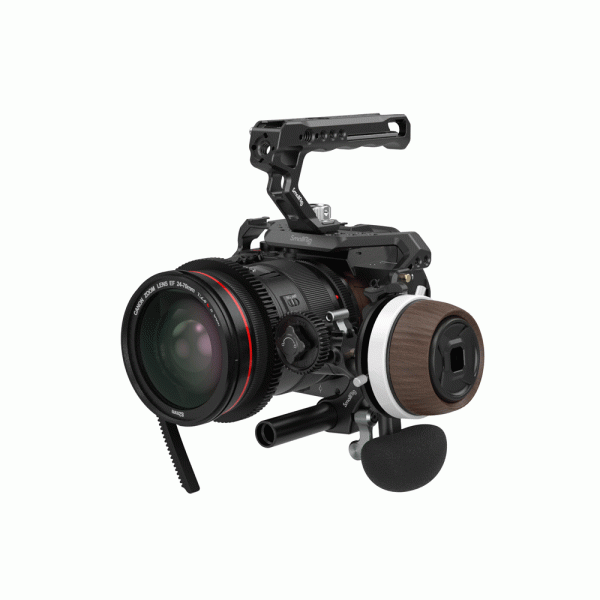 SmallRig 3852 Silicon Gear on esitetty ammattimaisessa videokameralaitteessa, jossa on suuri objektiivi, puinen kahva, mattapintainen laatikko, objektiivin hammasratasrengas ja yläkahva, eristettynä valkoisella taustalla.