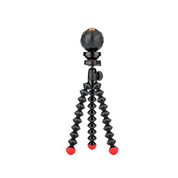 JOBY GorillaPod Action GoPro Jalusta on kompakti musta joustava kolmijalkainen jalusta, jossa on kolme segmentoitua jalkaa, joissa on punaiset kärjet ja jotka tukevat kameraa tai lisävarusteita, kuvassa valkoista taustaa vasten.