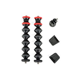 JOBY GorillaPod Arm Kit Musta/Harmaa sisältää kaksi taipuisaa mustaa ja harmaata kolmijalkaa, GoPro-kiinnityssovittimen ja kaksi pientä mustaa kiinnitysklipsiä, jotka kaikki näkyvät valkoisella pohjalla.