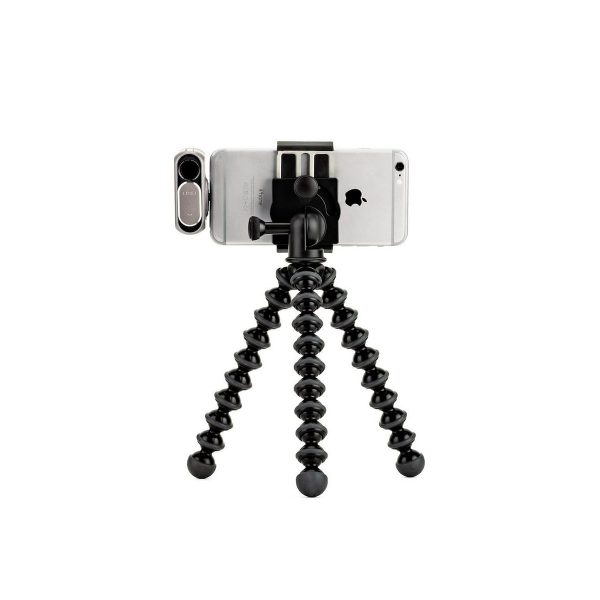 JOBY GripTight GorillaPod Stand PRO Jalusta Puhelimelle kiinnitetään älypuhelin, jossa on kiinnitettävä linssi, sen kolmelle joustavalle jalalle valkoista taustaa vasten.