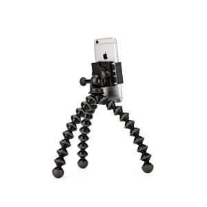 JOBY GripTight GorillaPod Stand PRO Jalusta Puhelimelle, joustava musta kolmijalka, jossa on puristinkiinnike, pitää älypuhelimen turvallisesti pystyssä valkoista taustaa vasten.