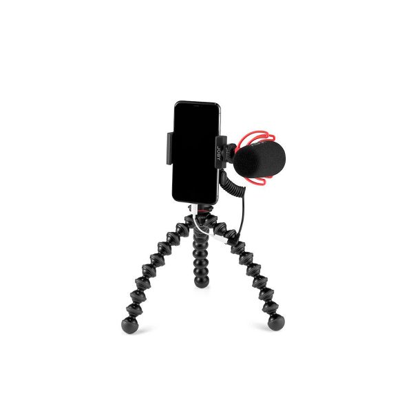 JOBY GripTight PRO 2 GorillaPod -jalustalla on älypuhelin, jossa on pieni ulkoinen mikrofoni ja punaiset iskunvaimennuskaapelit, kaikki valkoista taustaa vasten.