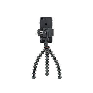 Musta älypuhelin on asennettu pystysuoraan JOBY GripTight PRO 2 GorillaPod -jalustaan, jossa on taipuisat jalat, valkoista taustaa vasten.