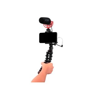 Käsi pitää JOBY GripTight PRO 2 GorillaPod -jalustaa, johon on kiinnitetty älypuhelin, ulkoinen mikrofoni ja äänikaapeli - ihanteellinen vloggaukseen tai mobiilivideon tallennukseen.