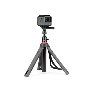 JOBY Telepod 325 Jalustakit6 GoPro-toimintakamera, joka on asennettu JOBY Telepod 325 Jalustakit Musta/Harmaa kompaktin mustaan jalustaan, jossa on säädettävät jalat ja rannehihna, valkoista taustaa vasten.