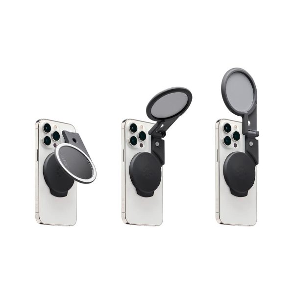 Kolmessa älypuhelimessa näkyy Joby Beamo Ring Light for MagSafe - Harmaa, joka on kiinnitetty kolmeen asentoon: suljettu, osittain avattu ja täysin avattu paljastaen sisällä olevan pyöreän peilin.