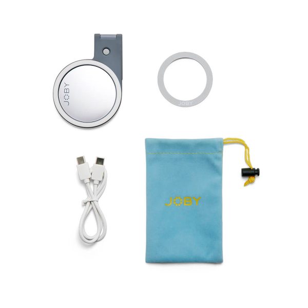 Joby Beamo Ring Light for MagSafe - Harmaa sisältää pyöreän peilin harmaalla klipsillä, harmaan renkaan, valkoisen USB-kaapelin ja vaaleansinisen JOBY-vetoketjupussin keltaisilla korostuksilla, kaikki valkoisella pohjalla.