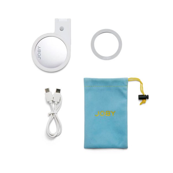 Joby Beamo Ring Light for MagSafe - Valkoinen, jossa on pyöreä valkoinen valo, kiinnitysrengas, USB-latausjohto ja sininen kiristysnauhapussi keltaisella JOBY-brändäyksellä, näkyy valkoisella pohjalla.
