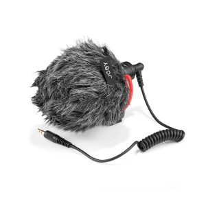 Joby Beamo Studio Creator Kit sisältää kompaktin mikrofonin, jossa on harmaa karvainen tuulisuoja, musta runko, punainen iskukiinnike ja kierretty 3,5 mm:n audiokaapeli valkoisella pohjalla.
