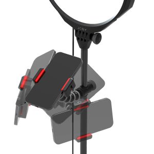 Joby Beamo Studio Creator Kit -valokuvasarjassa on jalustalle asennettu älypuhelinpidike, jossa on yläpuolella oleva rengasvalo ja jossa näkyy erilaisia säädettäviä puhelimen kiinnitysasentoja punaisin ja mustin korostuksin.