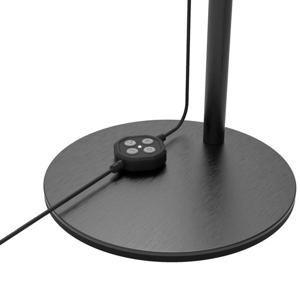 Joby Beamo Studio Deluxe Lighting Kitin lähikuvassa näkyy sen pyöreä musta pohja. Nelipainikkeinen kaukosäädin, joka on kytketty johdolla, lepää jalustassa, ja toinen johto ulottuu pystysuoraan valaisimen pitkin.