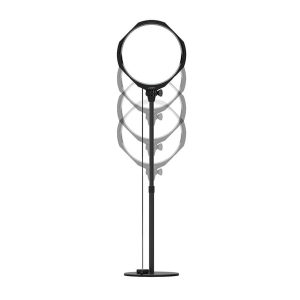 Joby Beamo Studio Deluxe Lighting Kit, musta säädettävä rengasvalo jalustalla, on esillä eri korkeuksilla esittelemässä sen teleskooppijatko-ominaisuutta, jossa on kolme puoliksi läpinäkyvää asentoa täysin jatketun päävalon takana.
