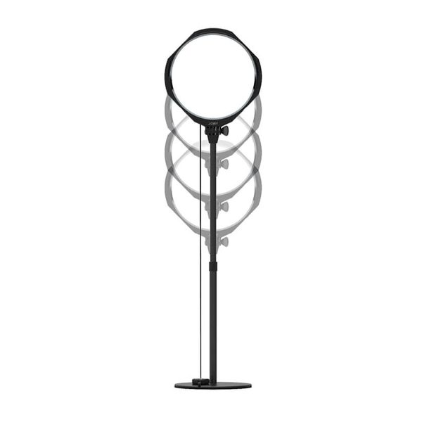 Joby Beamo Studio Deluxe Lighting Kit, musta säädettävä rengasvalo jalustalla, on esillä eri korkeuksilla esittelemässä sen teleskooppijatko-ominaisuutta, jossa on kolme puoliksi läpinäkyvää asentoa täysin jatketun päävalon takana.