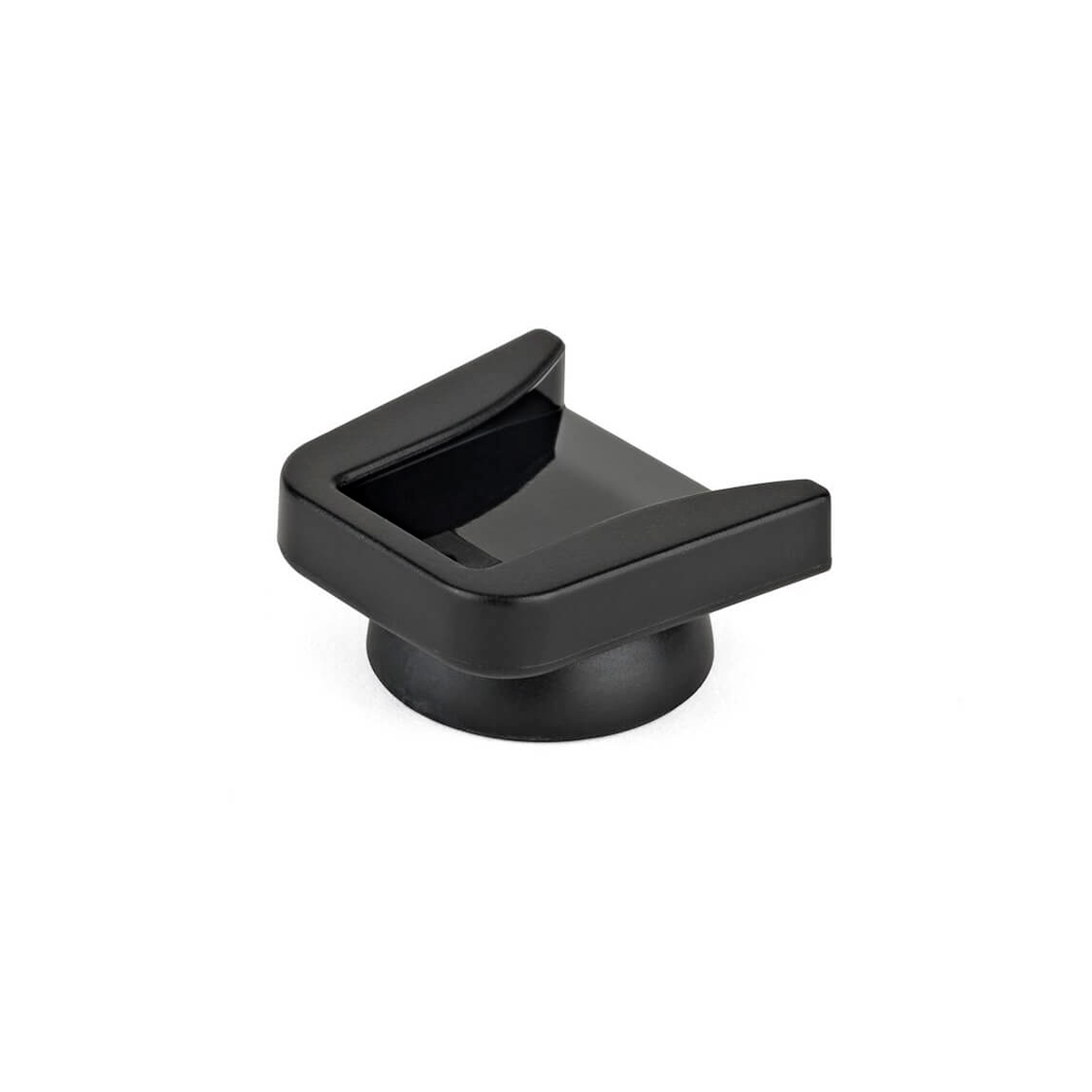 Joby Cold Shoe Mount on musta, U-muotoinen muovipidike, jossa on pyöreä pohja ja joka on suunniteltu tukemaan laitteita pystyasennossa. Se on esitetty valkoista taustaa vasten.